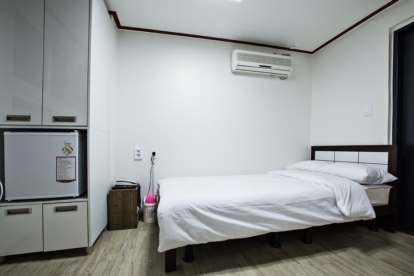 ROOM, SINGLE