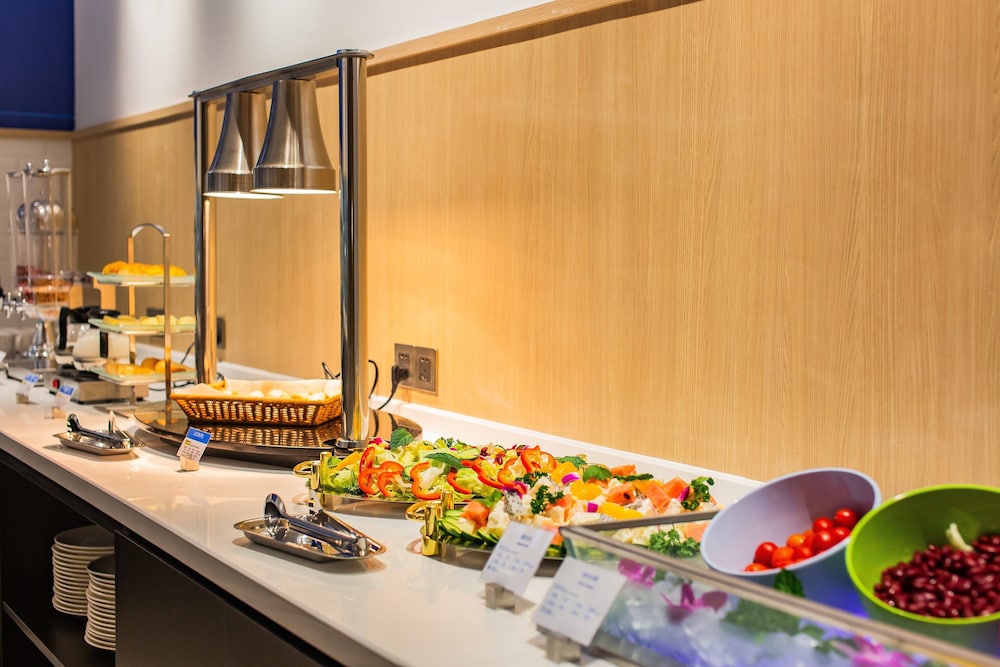 Holiday Inn Express Jiangmen Jianghai 73/79