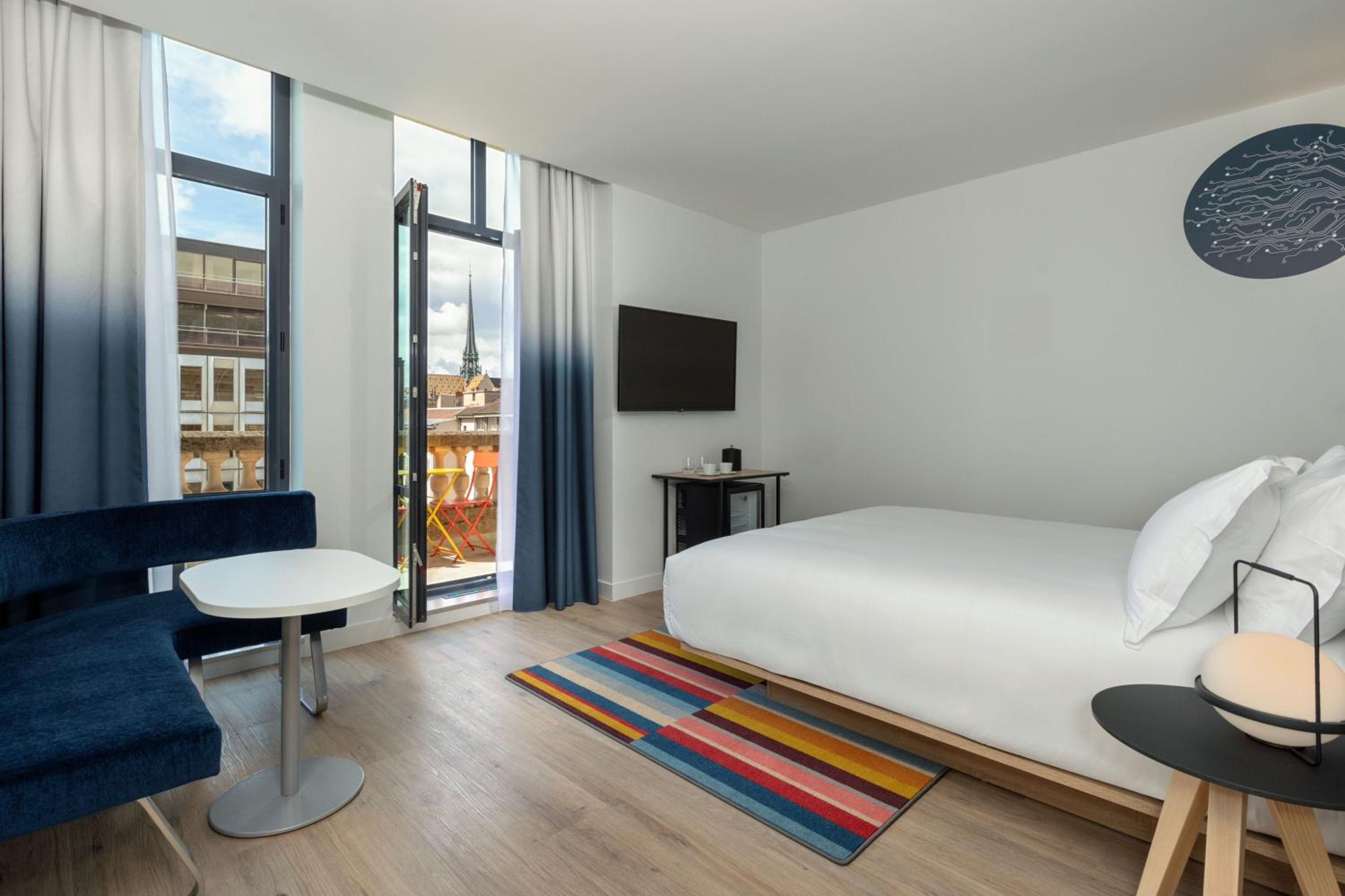 Aloft, Queen Bed
