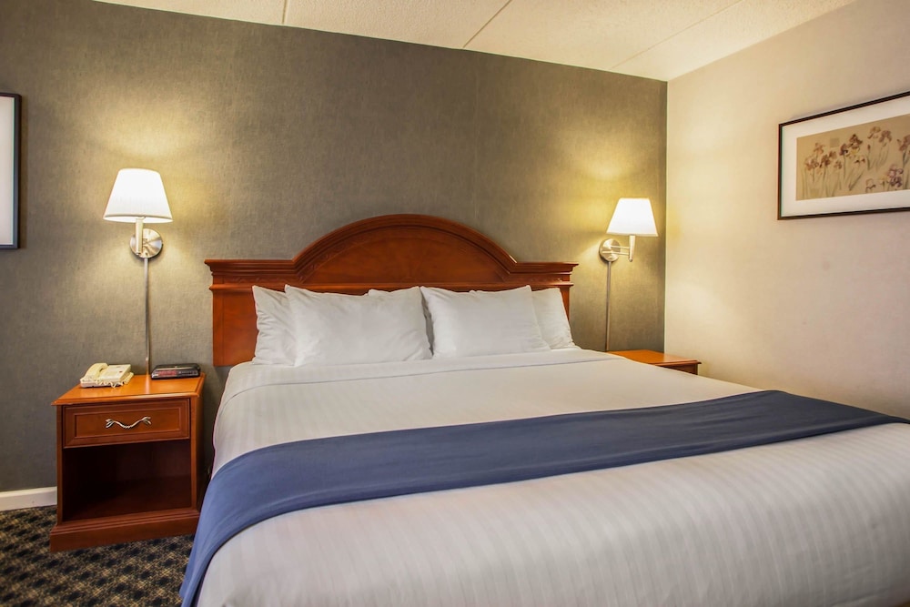 Quality Inn & Suites St Charles -West Chicago 12/40