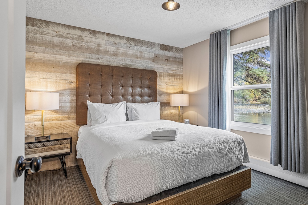 SUITE, QUEEN BED, SOFA