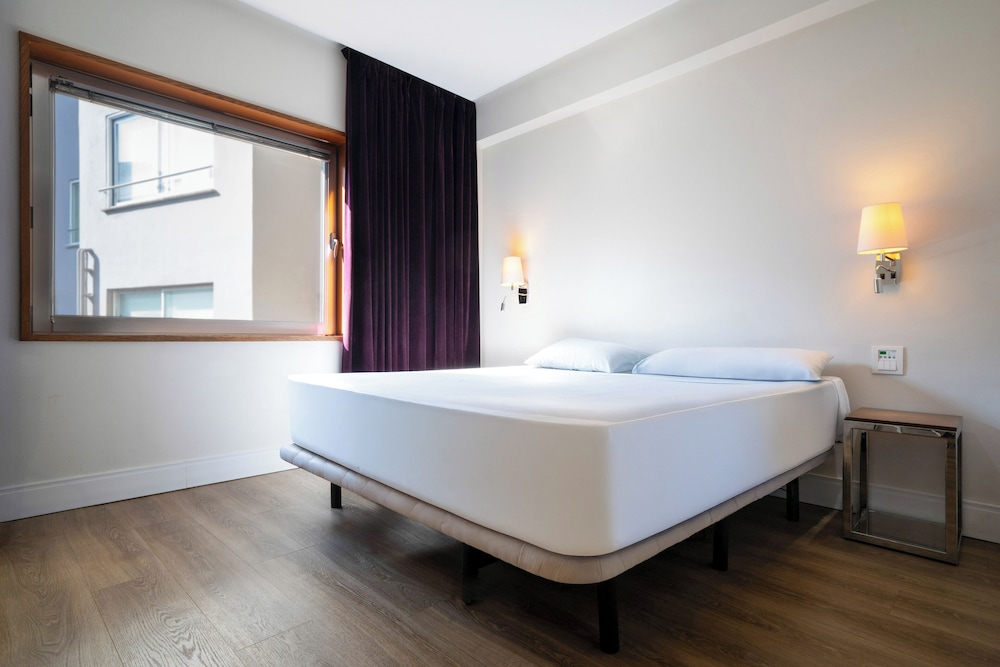 ROOM, SINGLE