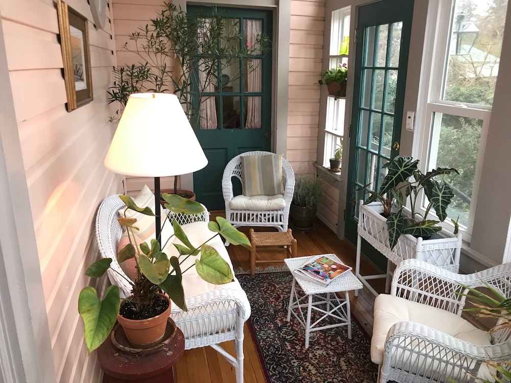 Charles Bass House Bed &amp; Breakfast 8/21