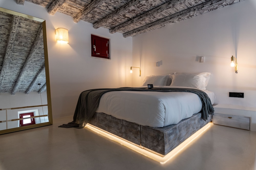 SUITE, QUEEN BED, CITY VIEW, SOFA, TERRACE