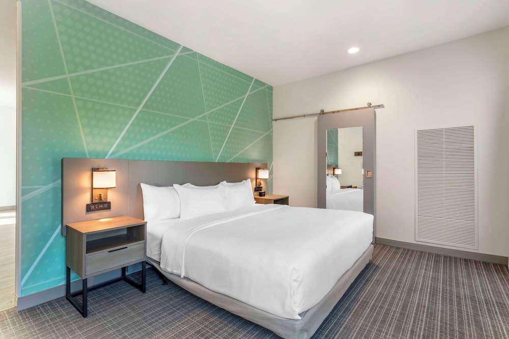 SUITE, KING BED