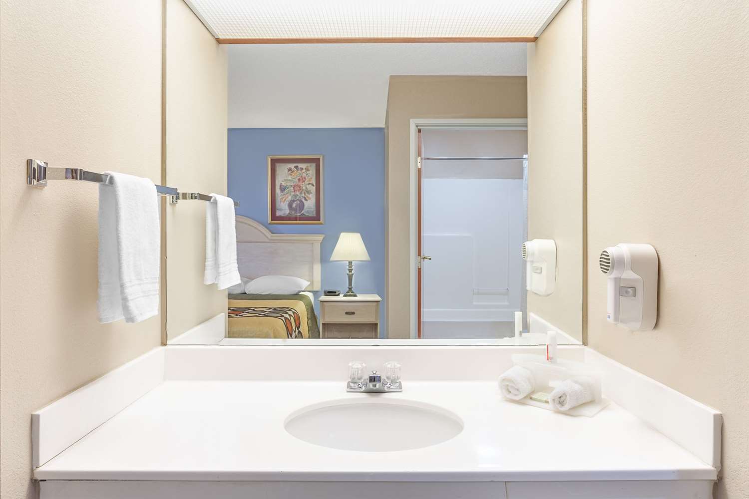 Super 8 By Wyndham Freeport 4/6
