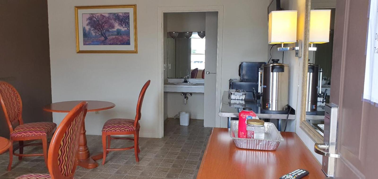 Country Club Inn &amp; Suites 33/51