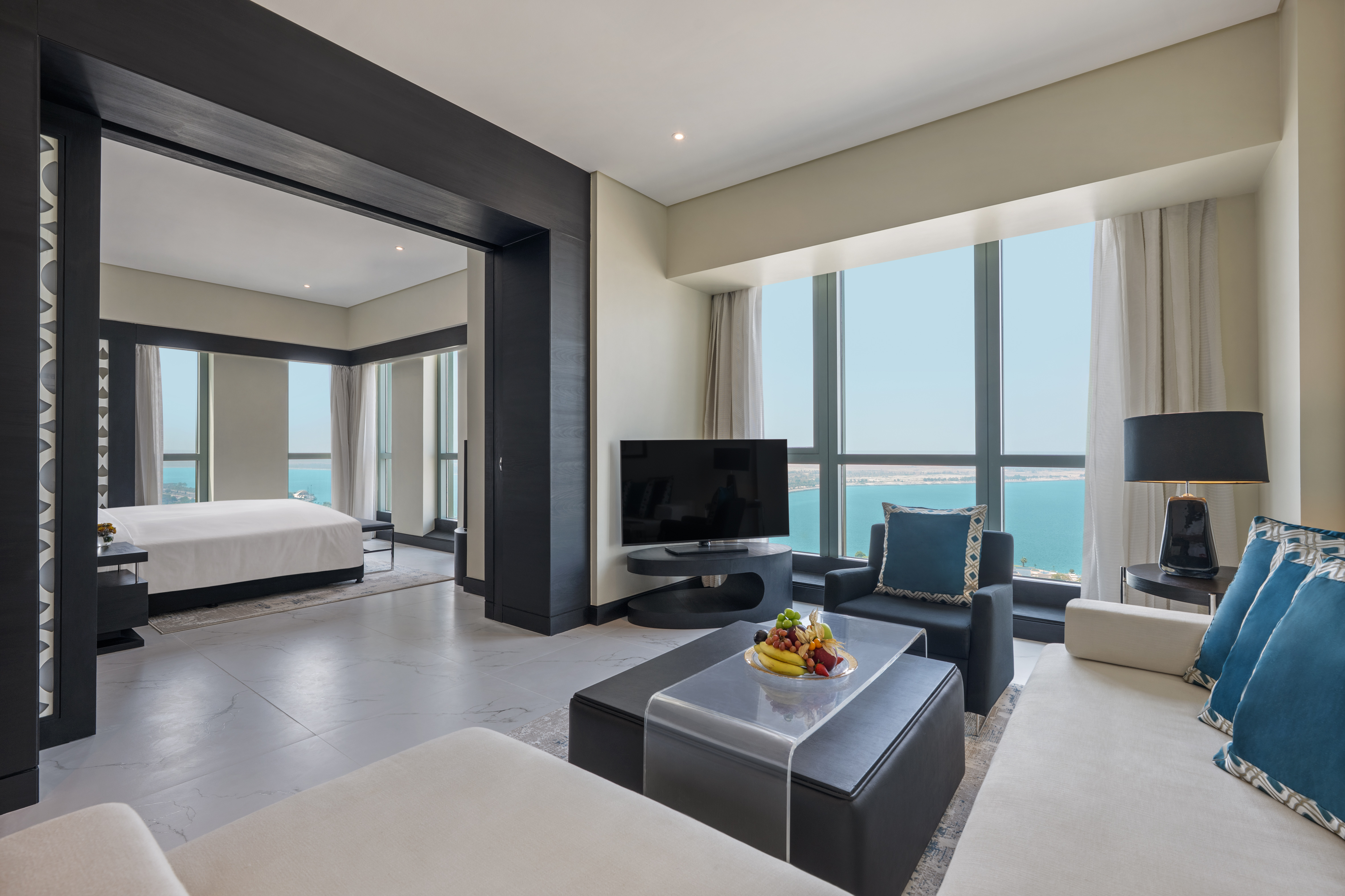 Prestige, Suite, King Bed, City and Sea View, Living Area، Sofitel Abu Dhabi Corniche 2/4