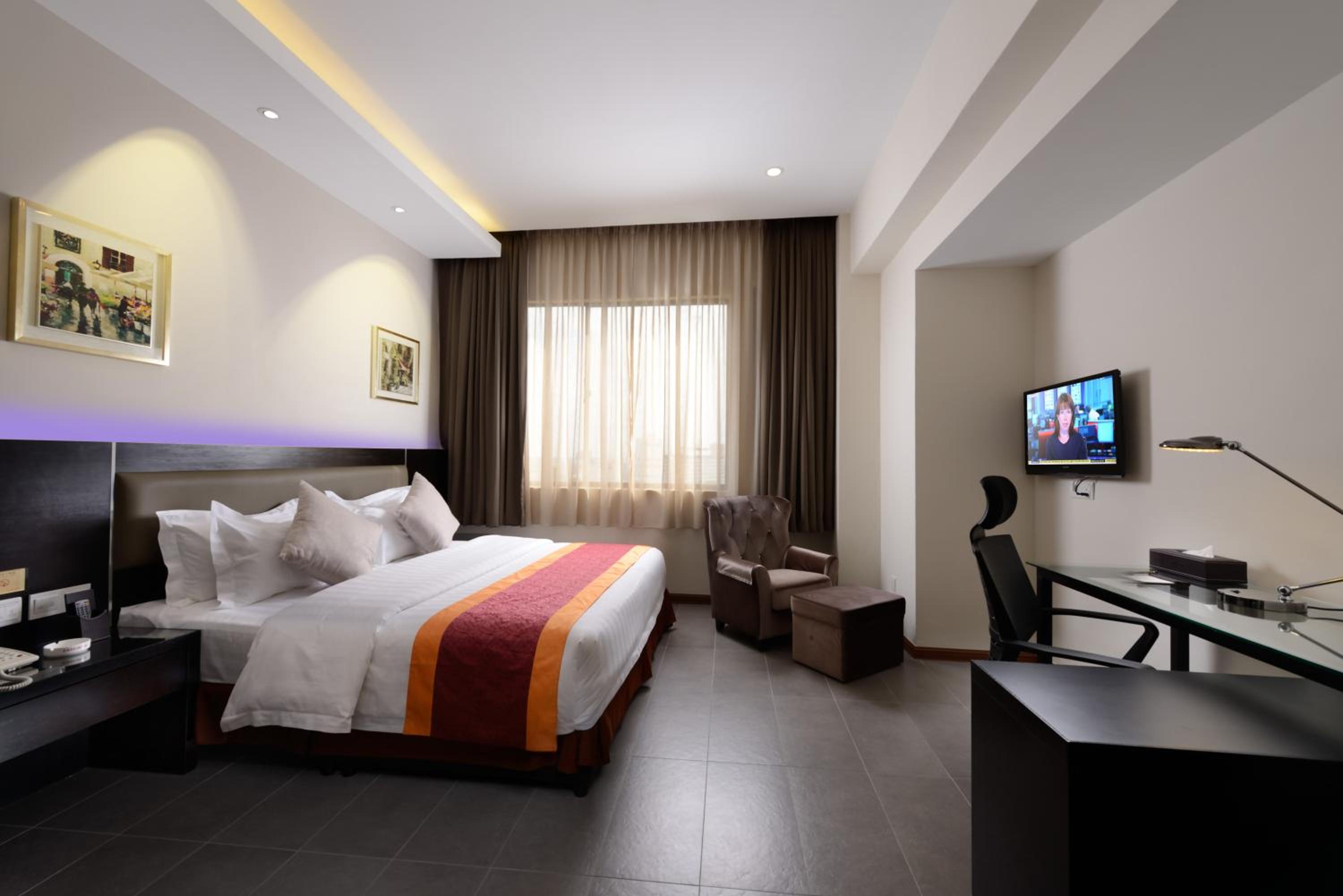 DELUXE, KING BED