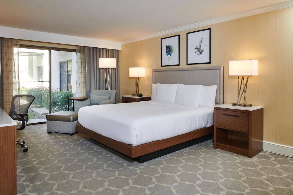 ROOM, KING BED, BALCONY