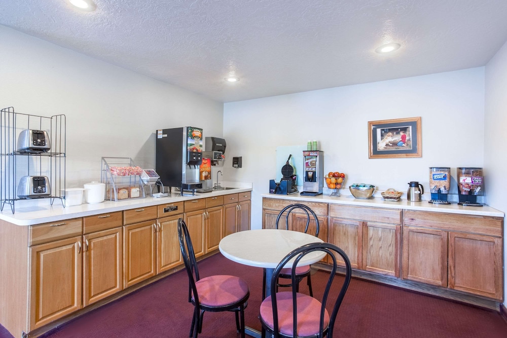 Super 8 By Wyndham Blackfoot 10/42
