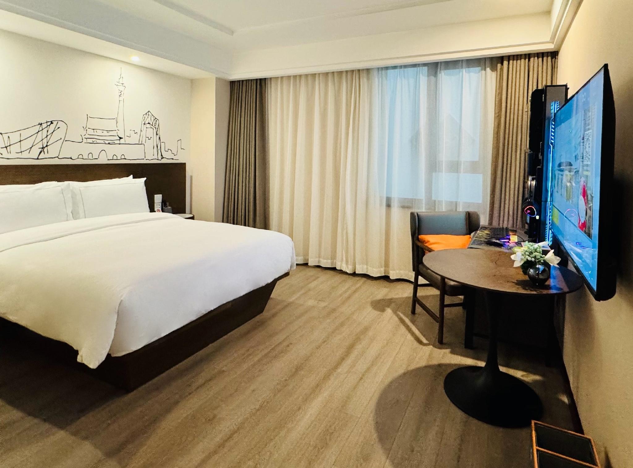 Elite, Queen Bed, Urban View