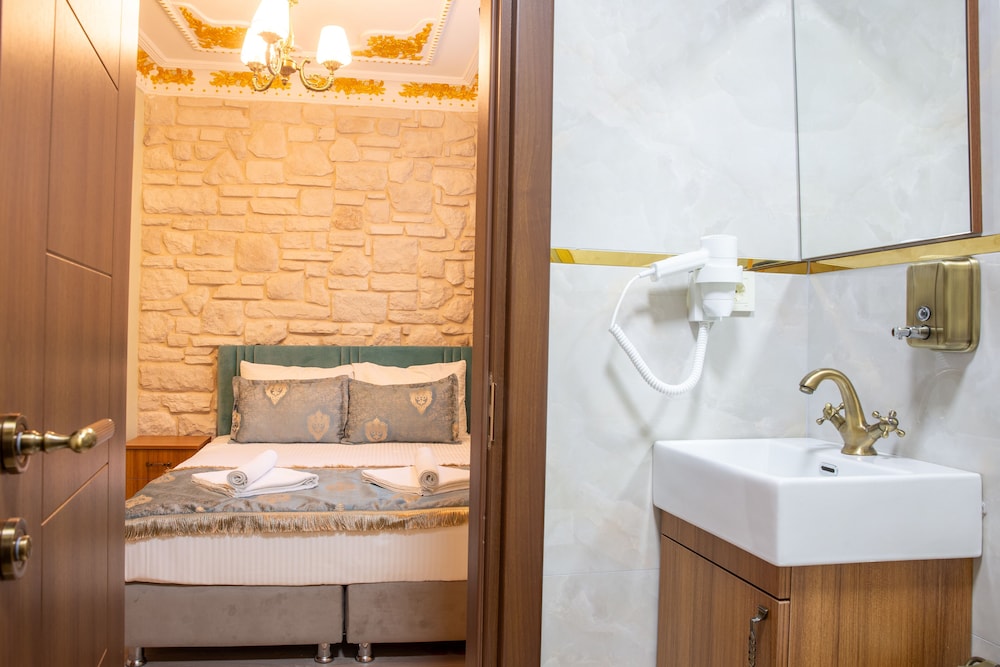 Sayina Hotel 50/50