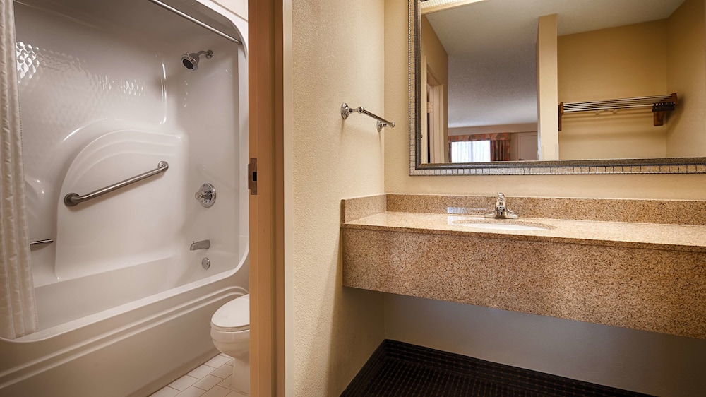 Best Western Inn & Suites Monroe 11/33