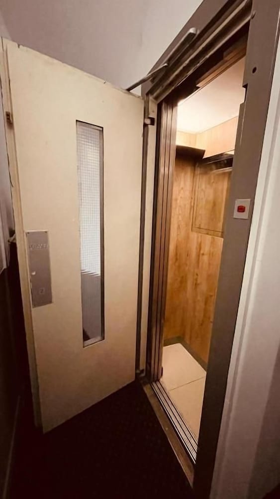 Jeff Hotel 37/60