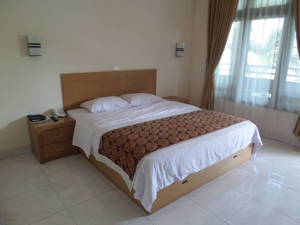 DELUXE, DOUBLE OR TWIN BED