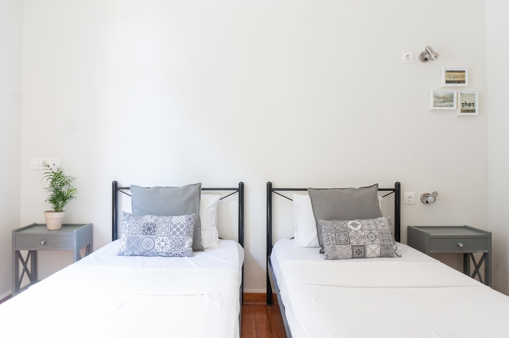 ROOM, TWIN BEDS