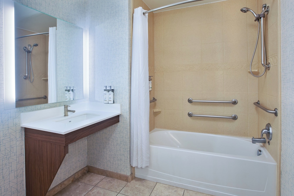 Holiday Inn Express Hotel Suites Auburn Hills 65/65