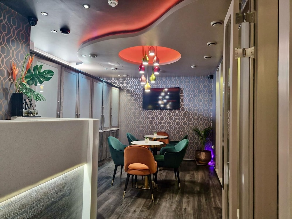 London Court Hotel 7/61