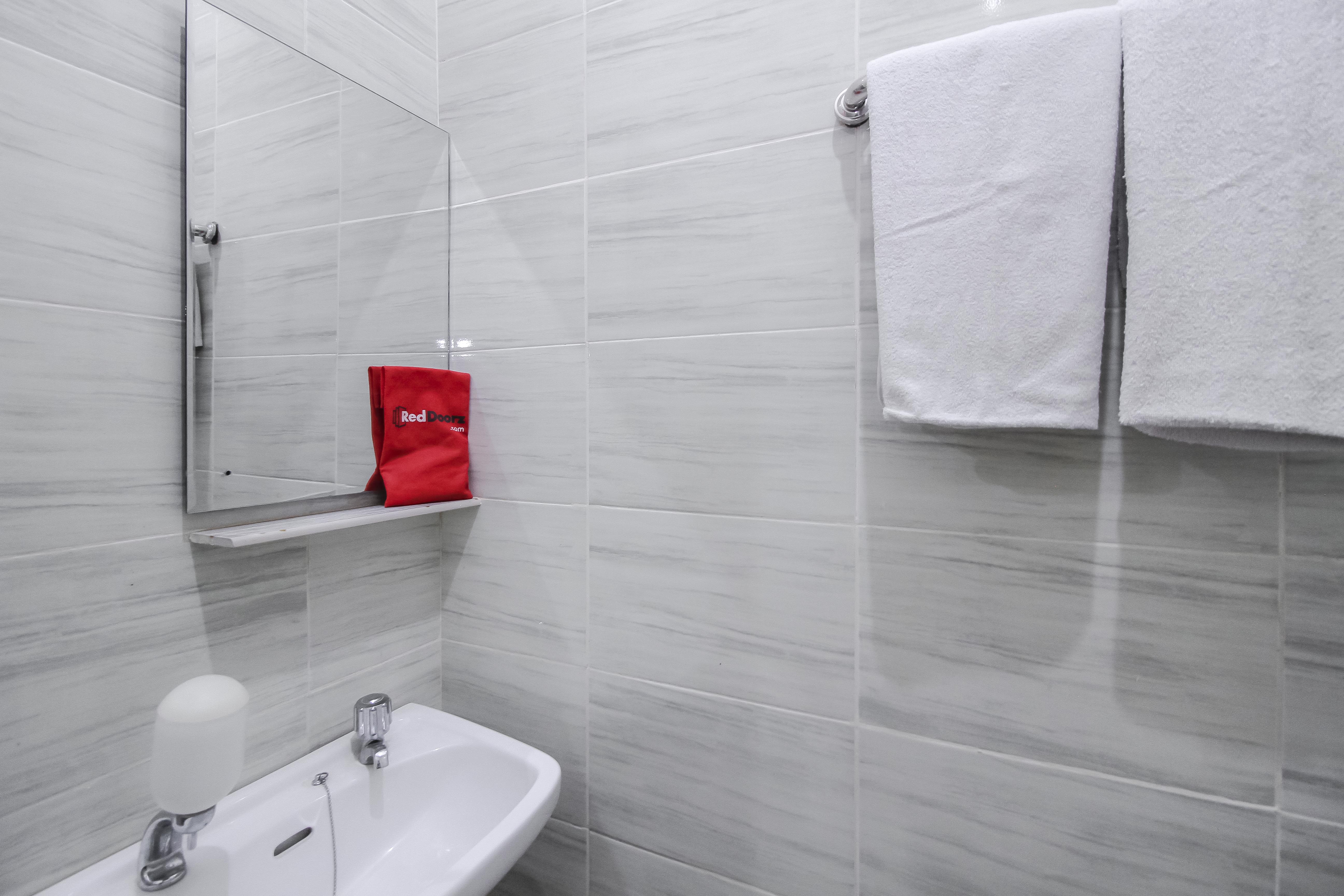 Reddoorz Plus Near Galaxy Bekasi 22/22
