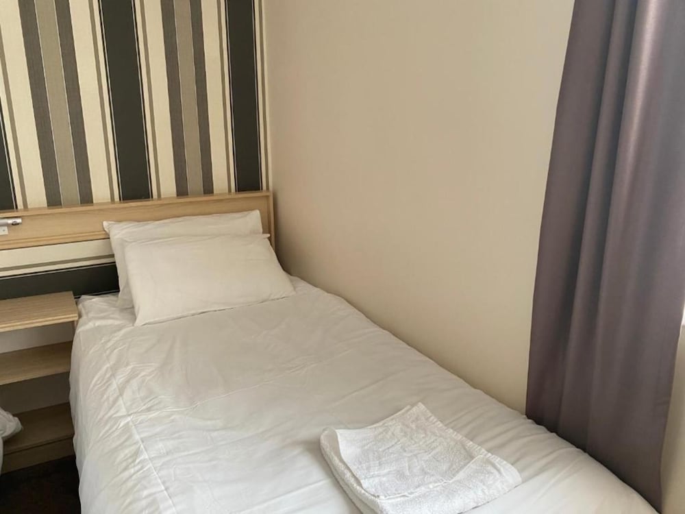 The Arncliffe Hotel 37/50