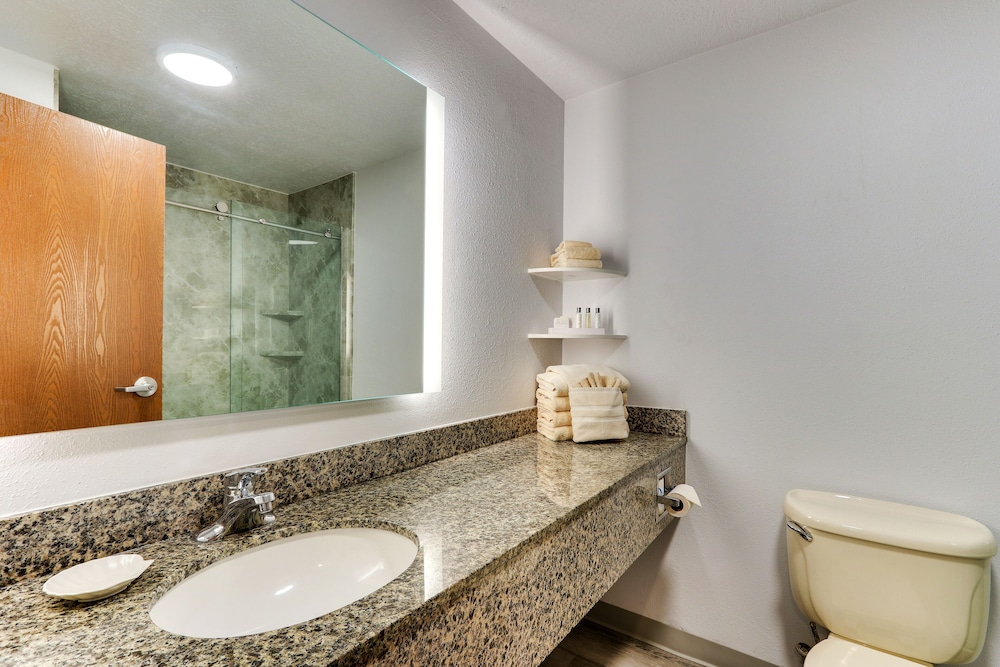 1 BEDROOM, FAMILY SUITE, LAKE VIEW, BALCONY, KITCHENETTE