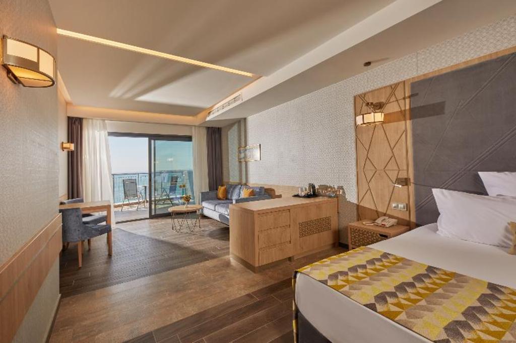 Junior Suite, Queen Bed, Sea Front