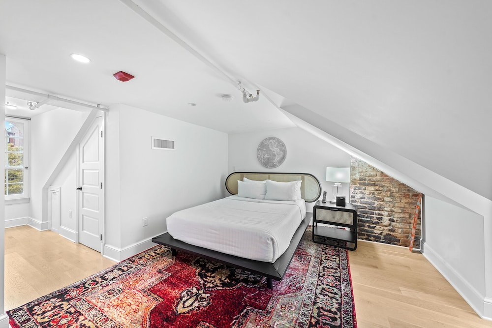 TOWN HOUSE, PENTHOUSE