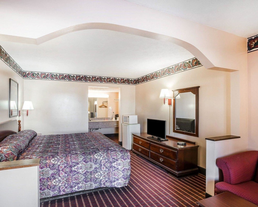 Econo Lodge Mc Donough 20/33
