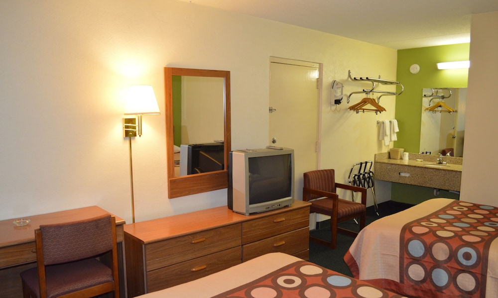 Super 8 by Wyndham Tifton 31/54