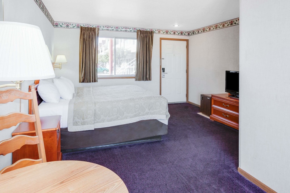 Super 8 by Wyndham Mackinaw City/Beachfront Area 11/25