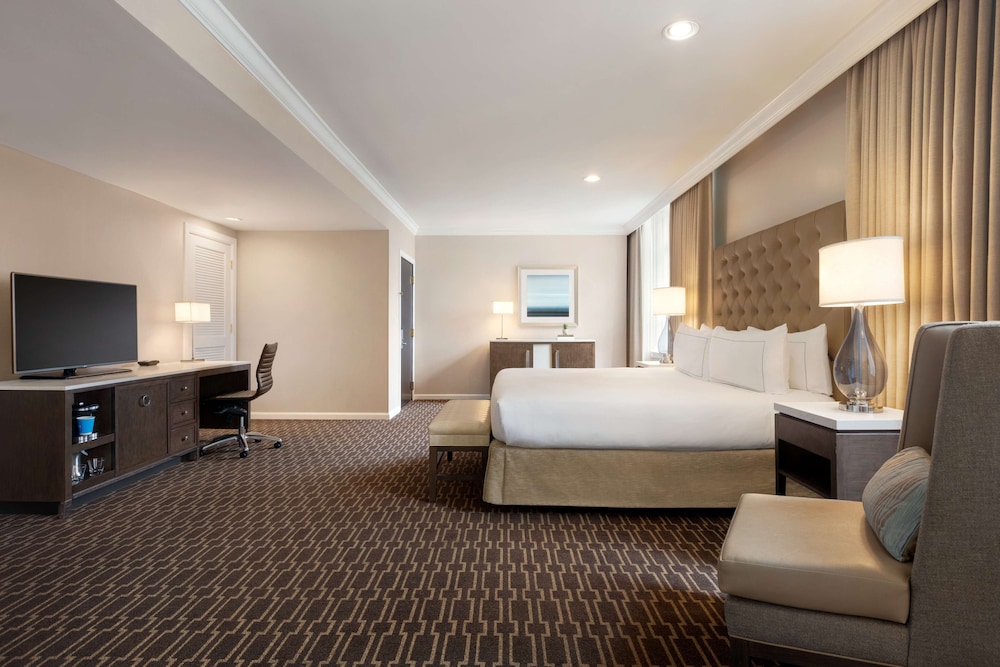 Hilton New Orleans/St. Charles Avenue 8/71