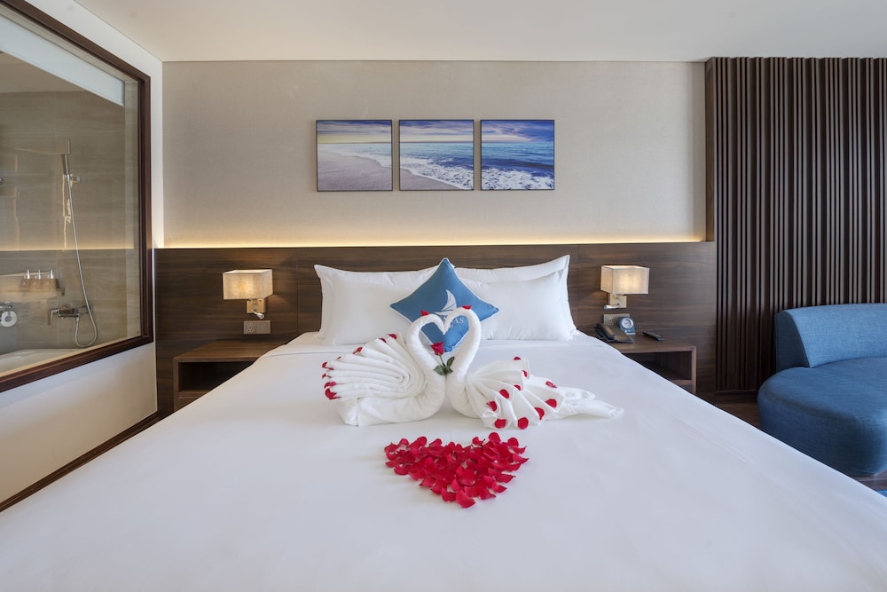 GRAND, SUITE, BEACH FRONT