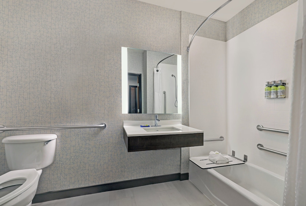 Holiday Inn Express Hotel And Suites Newport 75/76