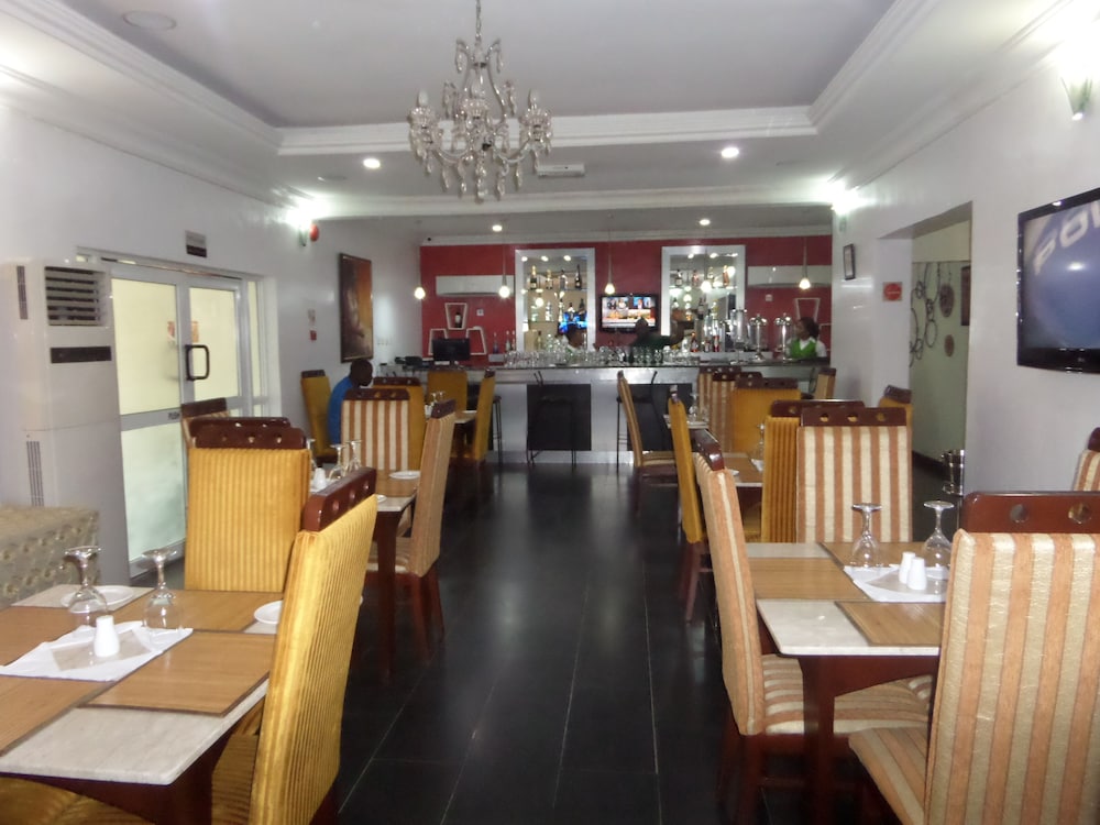 Adna Hotel 36/50