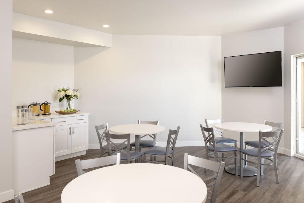 The Beachfront Inn & Suites At Dana Point 38/40