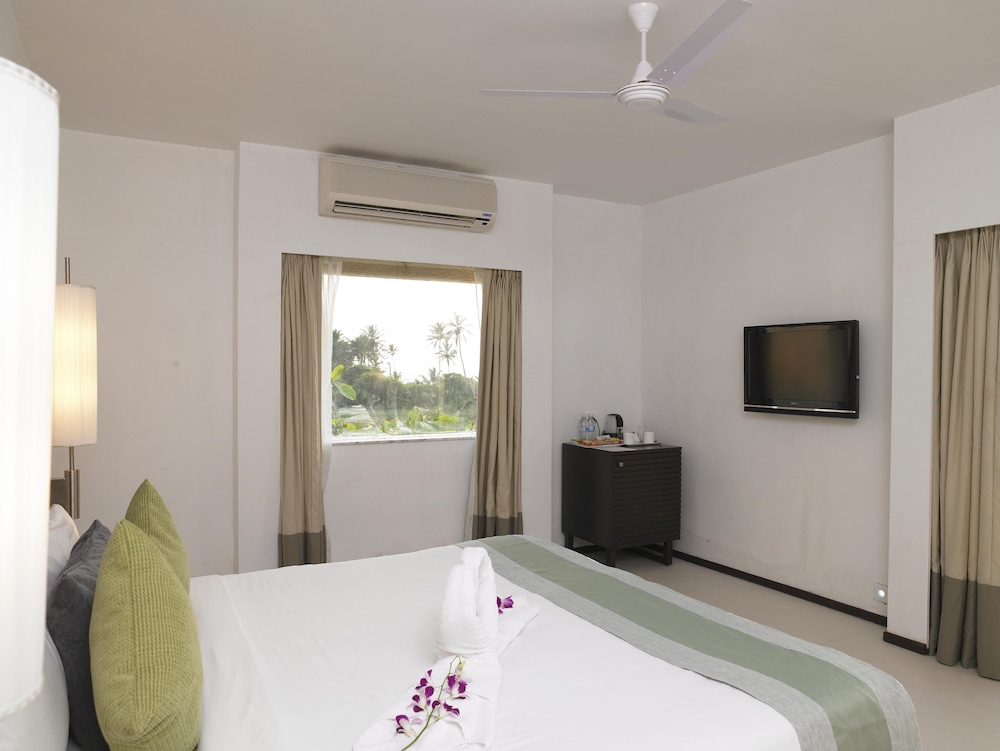 Royal Orchid Beach Resort & Spa, Goa 16/67