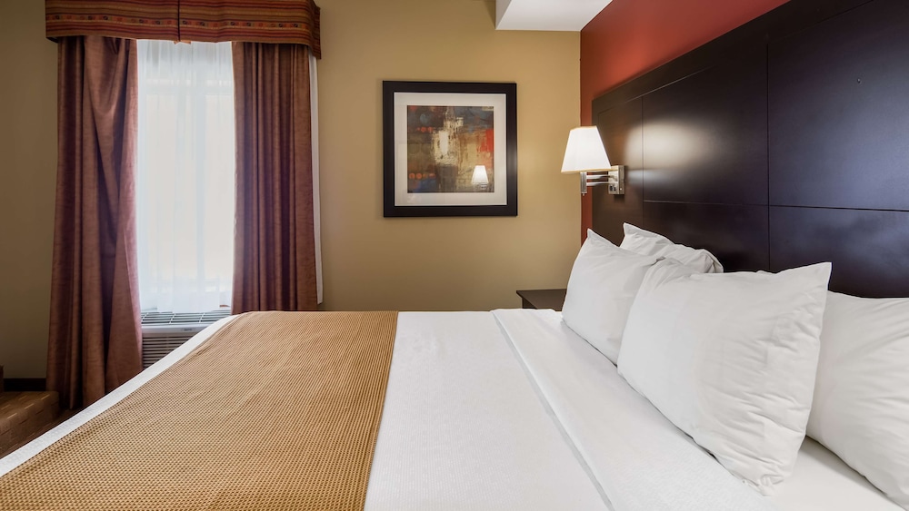 جناح بسرير كينج بمطبخ صغير، Best Western Plus Bowmanville 3/5