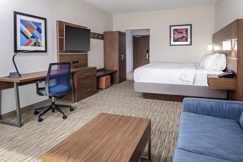 Holiday Inn Express & Suites Madison 16/59
