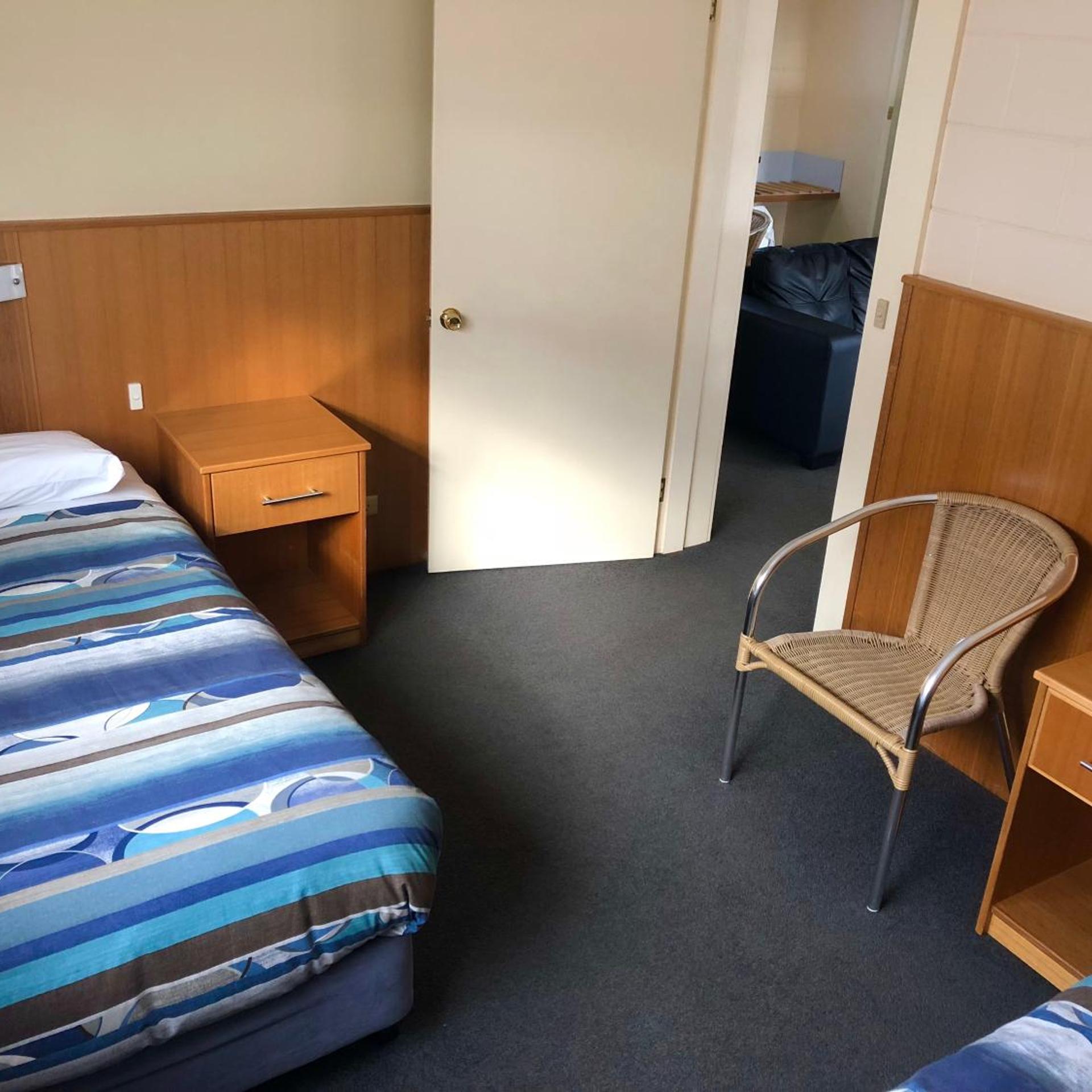 SHEFFIELD MOTOR INN 28/43