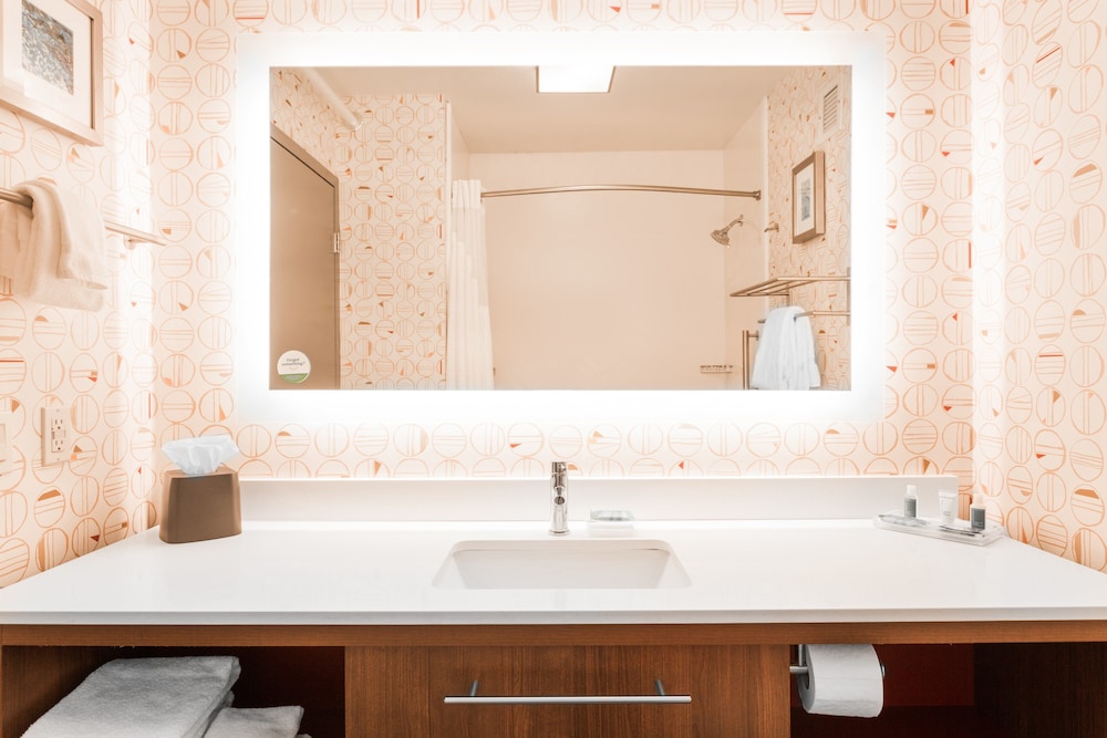 غرفة بريميوم بسرير كينج وسرير كوين، Holiday Inn Boone - University Area, an IHG Hotel 3/3