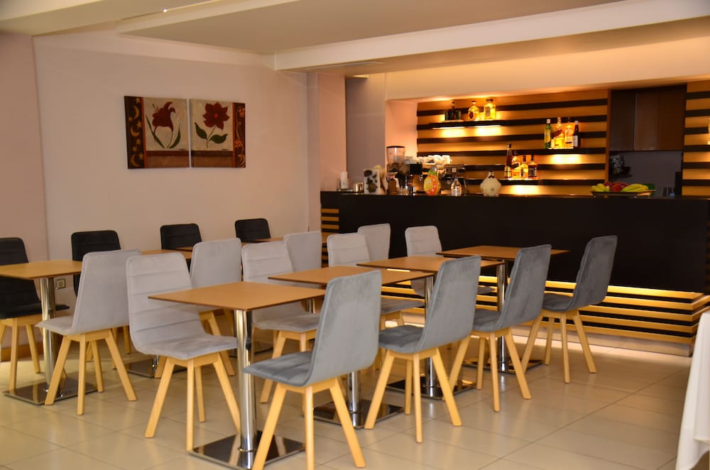Deves Hotel 29/36