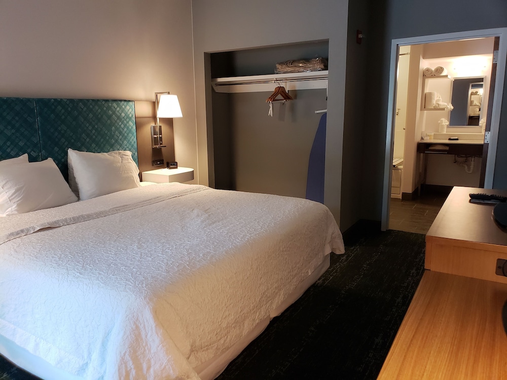 Hampton Inn Suites Newtown 28/57