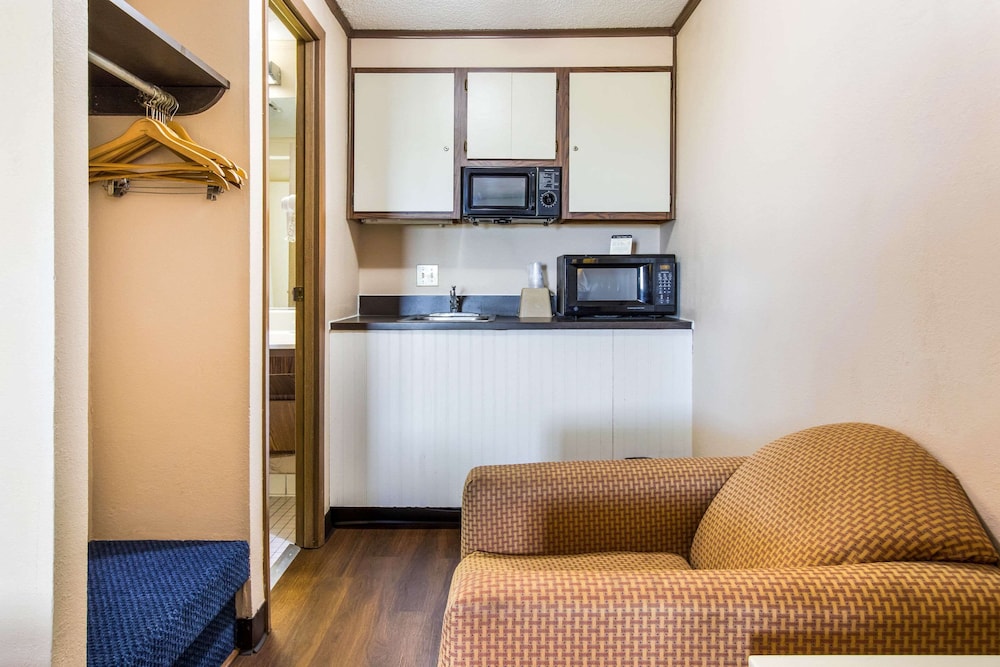 Econo Lodge Norwalk 21/28