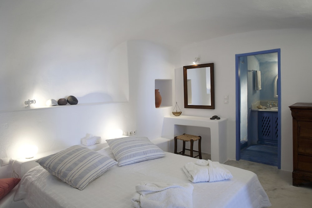 2 BEDROOMS, SUITE, 1 SINGLE AND 2 QUEEN BEDS