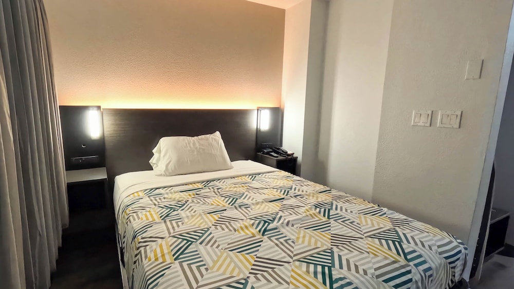 غرفة قياسية بسرير كوين بمطبخ صغير، Studio6 Brownsville, TX 6/10
