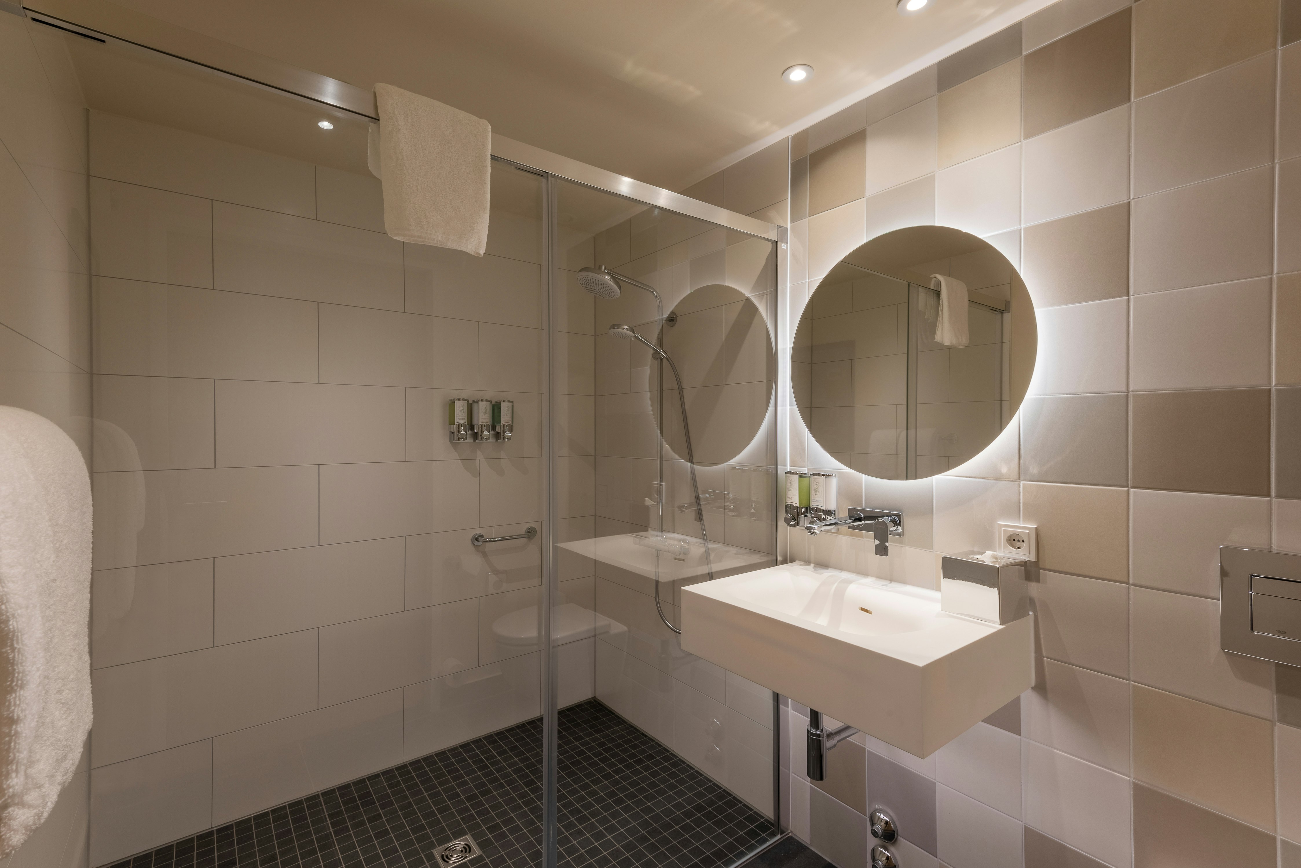 ROOM, KING BED, ACCESSIBLE