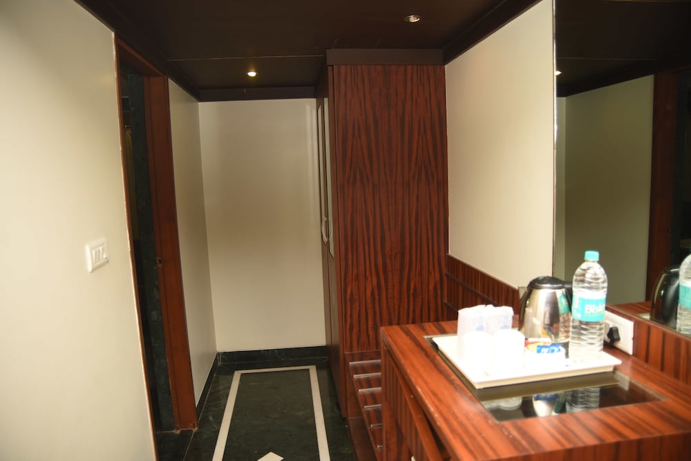 Maurya Hotel 24/66