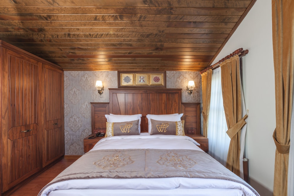 DELUXE, DOUBLE BED, CITY VIEW