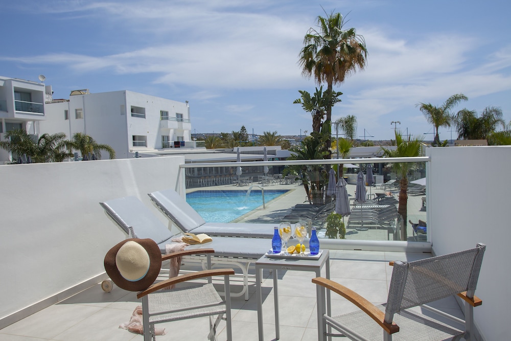 Limanaki Beach Hotel & Suites 22/36